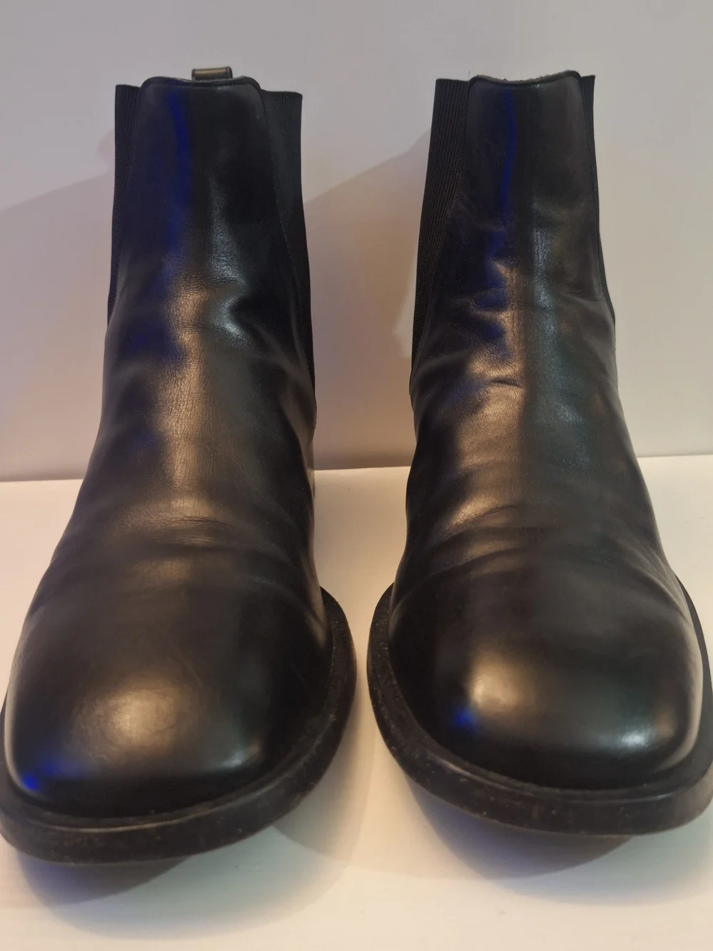 Gucci Black Leather Chelsea Boots with Sleek Profile